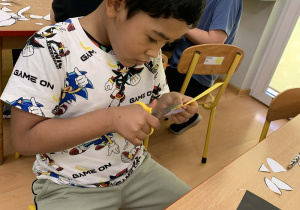 Chłopiec wycina ze skupieniem