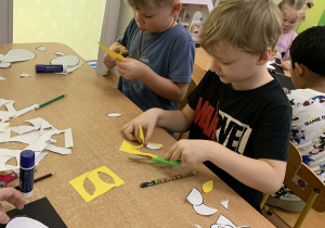 Dzieci wykonują pracę plastyczną