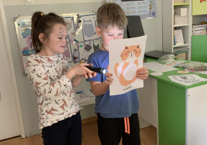 Dzieci podczas zajęć z okazji Dnia Kota