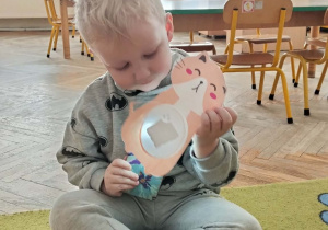 Chłopiec podczas zajęć z latarką