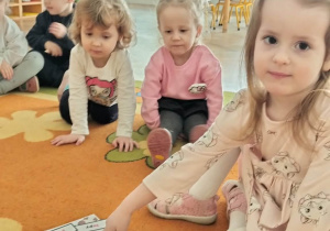 Dzieci podczas zajęć z okazji Dnia Kota