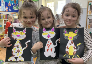 Dziewczynki podczas Dnia Kota ze swoimi pracami