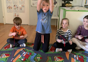 Chłopiec podczas zajęć - zwija sznurek