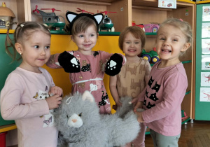 Dziewczynki podczas Dnia Kota