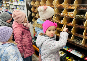 Dzieci w sklepie zoologicznym