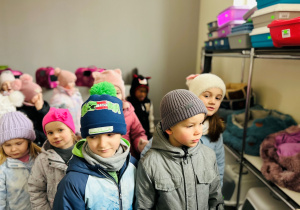 Dzieci oglądają wyposażenie sklepu