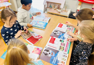 Starszaki oglądają gazety o pupilach