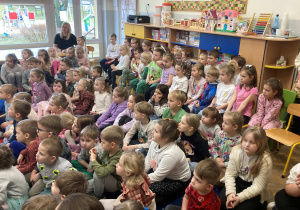 Dzieci z uwagą słuchają koncertu