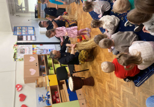 Dzieci ubierają się w specjalne stroje