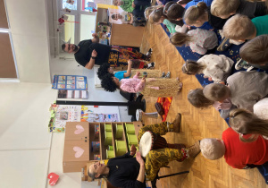 Dzieci ubrane w specjalne stroje tańczą i grają na instrumentach