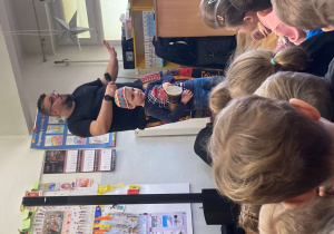 Chłopiec gra na bębenku