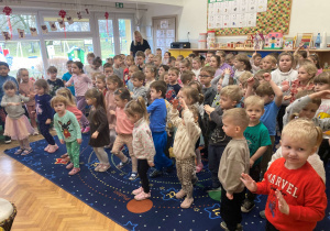 Dzieci wspólnie bawią się z Panem prowadzącym