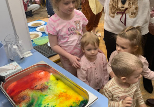 Dzieci przybyłe podczas Dni Otwartych uczestniczą w zajęciach