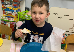 Chłopiec je zdrową przekąskę