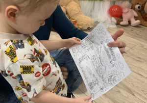 Chłopiec patrzy na kolorowankę