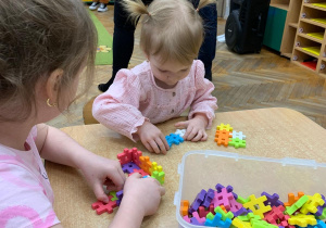 Dzieci przybyłe podczas Dni Otwartych uczestniczą w zajęciach