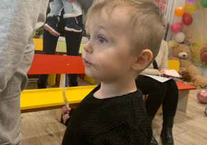 Chłopiec biorący udział w Dniu Otwartym