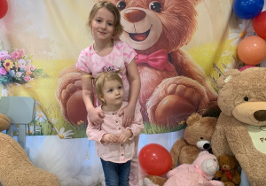 Dzieci pozują do zdjęcia z misiem