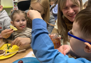 Dzieci przybyłe podczas Dni Otwartych uczestniczą w zajęciach