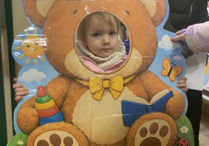 Dziecko pozuje do zdjęcia z ramką