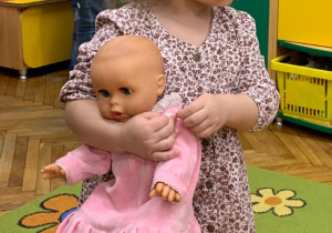 Dziewczynka podczas zajęć z lalką