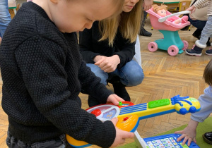 Dzieci przybyłe podczas Dni Otwartych uczestniczą w zajęciach