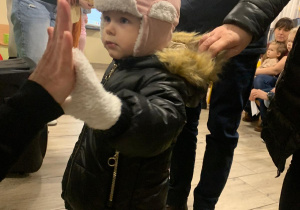 Dziecko przybija piątkę