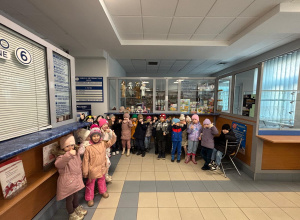 Dzieci w urzędzie pocztowym