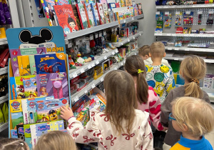 Dzieci oglądają pamiątki na poczcie