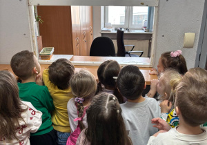 Dzieci poznają prace w okienku pocztowym