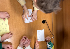 Dzieci nadają list polecony