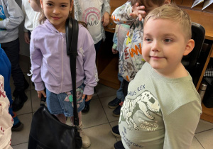 Dziewczynka przymierza torbę listonosza