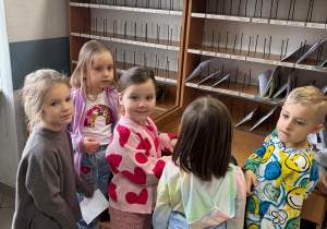 Dzieci dowiadują się jak sortuje się listy na poczcie
