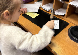 Dziewczynka sprawdza stempel pocztowy