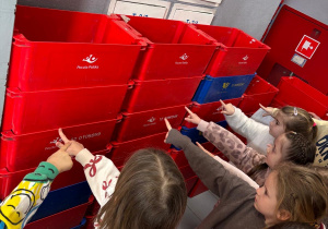 Dzieci wskazują palcem na boxy na listy