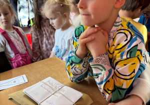 Dzieci oglądają paczki pocztowe