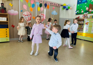 Dzieci tańczą w parach podczas uroczystości