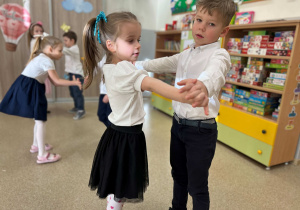 Dzieci tańczą w parach podczas uroczystości