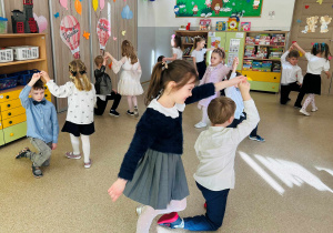 Dzieci tańczą w parach podczas uroczystości