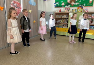 Dzieci podczas uroczystości z Okazji Dnia Babci i Dziadka