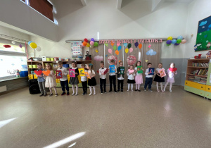 Dzieci podczas uroczystości z Okazji Dnia Babci i Dziadka