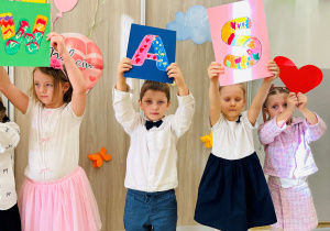 Dzieci prezentują napis dla Babci i Dziadka
