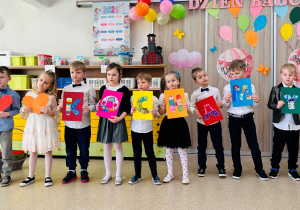 Dzieci prezentują napis dla Babci i Dziadka