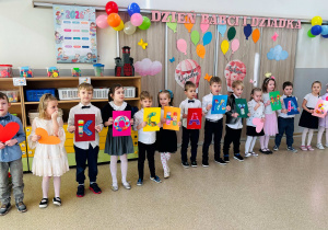 Dzieci prezentują napis dla Babci i Dziadka