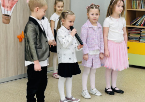 Dzieci recytują wiersze