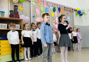 Dzieci recytują wiersze