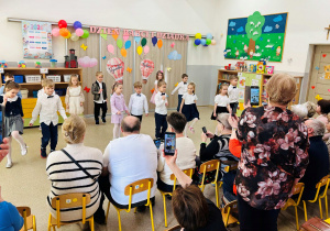 Dzieci podczas uroczystości z Okazji Dnia Babci i Dziadka