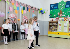 Dzieci recytują wiersze