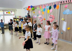 Dzieci podczas uroczystości z Okazji Dnia Babci i Dziadka