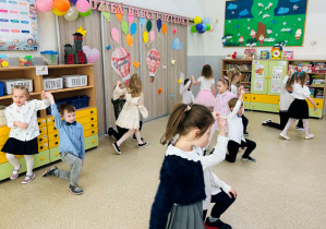 Dzieci tańczą w parach podczas uroczystości